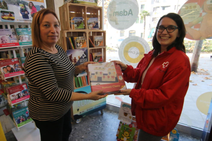 Uno de los puntos de recogida ayer de la campaña estuvo en la librería Abacus de Lleida. 
