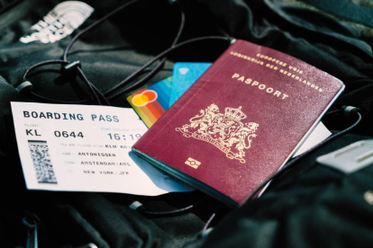 Imagen de un pasaporte y un billete de avión.