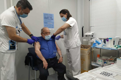 Un hombre mayor de 70 años recibe, de forma simultánea, las vacunas de la gripe y la tercera dosis de la covid en el CAP de Balàfia-Pardinyes-Secà de Lleida en una imagen de archivo.