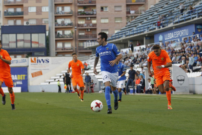 Un jugador del Lleida conduce el balón durante el partido.