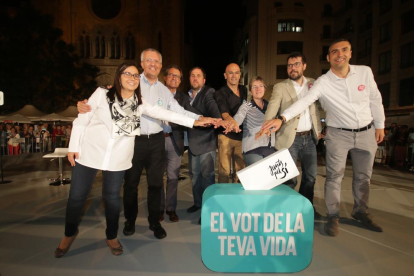 Forné, segundo por la izquierda, en el acto central de Junts pel Sí en Lleida en la campaña electoral.