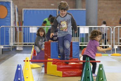 Nens i nenes juguen al parc de psicomotricitat del Cucalòcum de Primavera