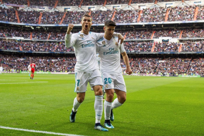 Cristiano Ronaldo celebra uno de sus dos goles con Marco Asensio.