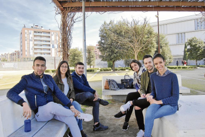 De izquierda a derecha, Abdelabi, Amal, Hicham, Iman, Hamza e Hiba seis de los socios fundadores de Unim Cultures. 