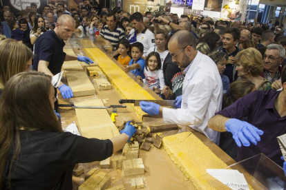 Torrons Vicens va repartir dos barres gegants de torró de 250 kg cada una entre milers de persones.