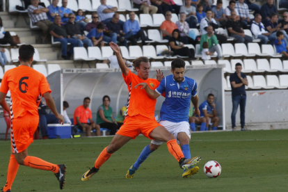 Iván Agudo, que va jugar un partit molt complet, lluita amb un jugador del Llagostera en una acció del partit d’ahir al Camp d’Esports.