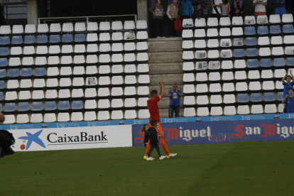 Iván Agudo, que va jugar un partit molt complet, lluita amb un jugador del Llagostera en una acció del partit d’ahir al Camp d’Esports.