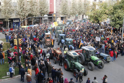 Mig miler de lleidatans i cent trenta tractors es van concentrar ahir a la delegació de la Generalitat.