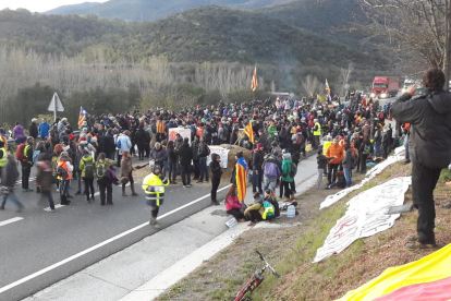 Medio millar de leridanos y 130 tractores se concentraron ayer en la delegación de la Generalitat.