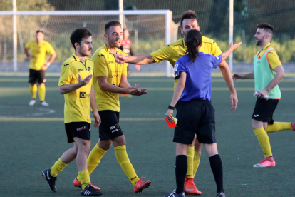 Els jugadors de l’EFAC Almacelles van protestar a la col·legiada el penal que, al final, els costaria els tres punts.