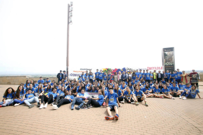 Els joves participants a la gimcana Destí Europa que es va celebrar ahir al Turó de la Seu Vella.