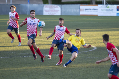 Adrià defensa la pilota davant la pressió d’un jugador del Vila-seca.