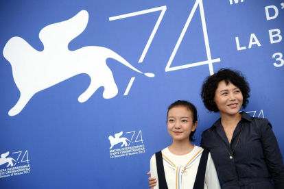 La joven actriz Zhou Meijung y la cineasta Vivian Qu, en Venecia.