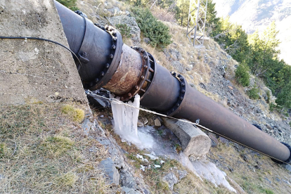 Imatge d’una de les juntes d’una canonada que perd aigua.