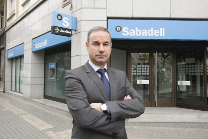 El nuevo delegado del Sabadell en Lleida, Lluís Garriga, frente a la central de la entidad en la ciudad.