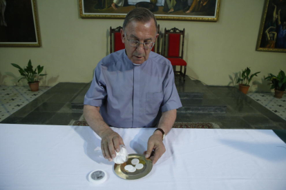 Joan Pujol, rector de Balaguer, ahir, amb les hòsties aptes per a celíacs (vegeu el detall a l’altra imatge).
