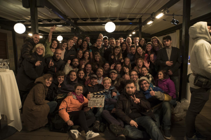 Fotografía de familia del director Hèctor Romance con los actores y equipo del thriller ‘Impacto’.