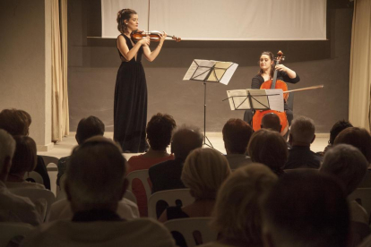 Marta Florea i Marion Platero al piano i violoncel en la inauguració del festival de música.