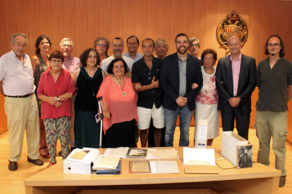 Fotografía de grupo de los familiares de Sala-Cornadó, autoridades y responsables del Arxiu. 