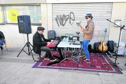 Albert Musicsketches (dreta), diumenge passat, al Bar Gilda, al costat del pianista Xavier Monge.