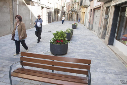 El nuevo aspecto de la calle Urgell de Tàrrega, ahora semipeatonal.