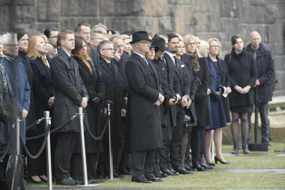 La família reial sueca va guardar un minut de silenci.