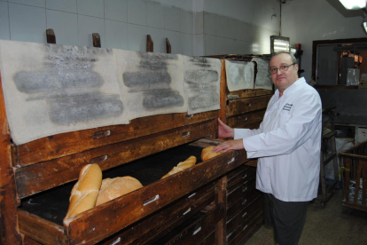 El responsable actual de la panadería, Pere Boleda, ayer en el obrador de la tienda en Barbens.