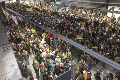 Miles de personas invadieron las vías de la estación del AVE en Girona paralizando el servicio de trenes.