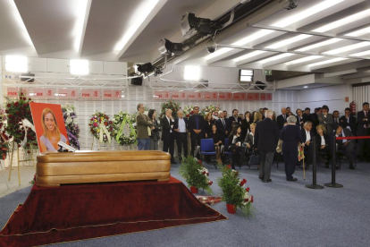 Imagen de la capilla ardiente con los restos de Carme Chacón, con destacados miembros del PSOE.