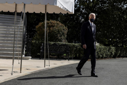 En la imagen el presidente de EE.UU. Joe Biden camina por el jardín sur de la Casa Blanca antes de abordar el Marine One en Washington