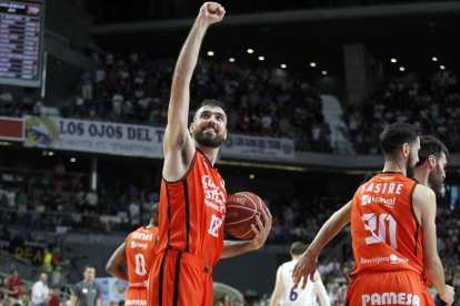 Oriola celebra con la afición valenciana el título ACB conquistado.