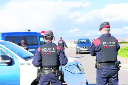 Imatge del control dels Mossos d’Esquadra ahir a la tarda a Almacelles.