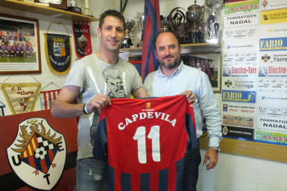Joan Capdevila junto al presidente del Tàrrega, Gerard Caro, posaron ayer en el homenaje al ex jugador.