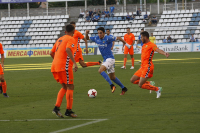 Manu Molina controla un balón en una acción del partido que se disputó ayer.