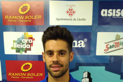 Manu Molina controla un balón en una acción del partido que se disputó ayer.