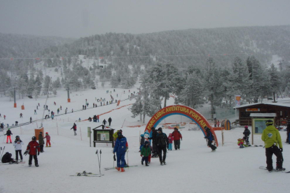 Muchos aficionados esquiaron en el Sobirà pese al mal tiempo.