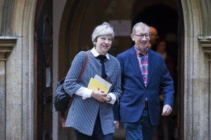 Theresa May saliendo de la iglesia junto a su marido.