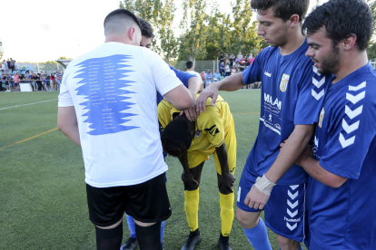 Dos dels jugadors del Tàrrega, capcots, després de consumar-se la derrota que els condemna una temporada més a jugar a Segona Catalana.
