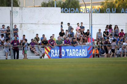 Dos dels jugadors del Tàrrega, capcots, després de consumar-se la derrota que els condemna una temporada més a jugar a Segona Catalana.