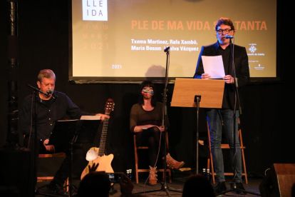 El cantautor Rafa Xambó, l’actriu Maria Bosom i el poeta Txema Martínez, ahir al Cafè del Teatre.