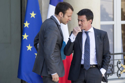 Imagen de archivo de Emmanuel Macron junto a Manuel Valls en el palacio del Elíseo en París.