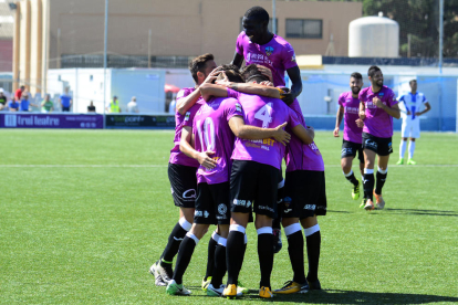 Los jugadores del Lleida celebran el gol anotado por Jorge Félix, ayer en Son Malferit.