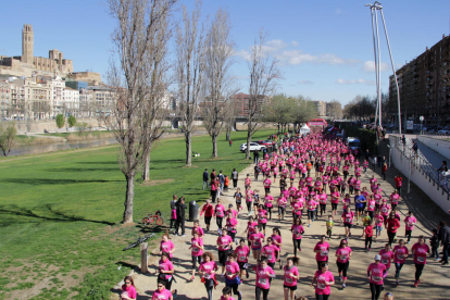 Casi 1.500 corredores empezaron la carrera desde la canalización del río Segre.