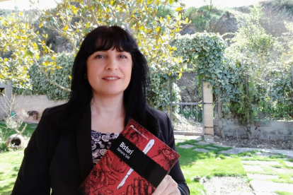 L’escriptora lleidatana Ramona Solé, amb la nova novel·la, ‘Bisturí’.