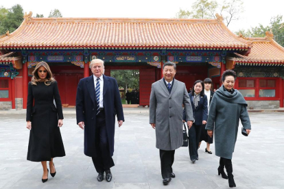 Donald Trump i Melania, amb Xi Jinping i la seua esposa, Peng Liyuan, ahir a Pequín.