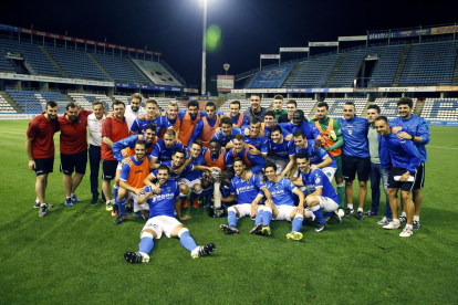 Jugadors i cos tècnic del Lleida celebren el trofeu que van aconseguir davant del Reus.