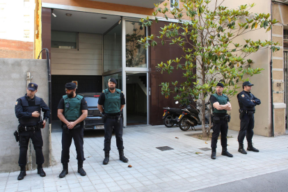 Policías nacionales y guardias civiles, el martes ante el domicilio barcelonés de Sandro Rosell.