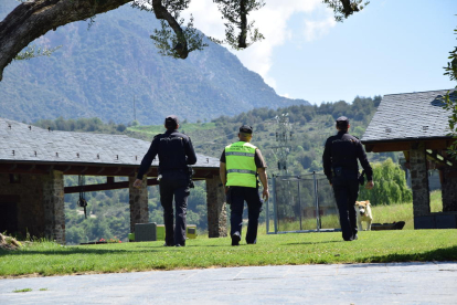Dos policies i un guàrdia civil, ahir a la casa del soci de Rosell detingut a l’Alt Urgell.