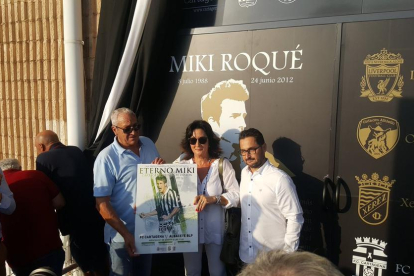Sus padres, con el cartel del homenaje frente a la puerta 2-22.
