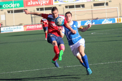 El jugador local Sergi protegeix la pilota davant la pressió d’un jugador visitant, en el partit disputat entre el Balaguer i el Morell.